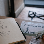Promeneur de chien : carnet de sécurité, harnais et laisse à l’entrée