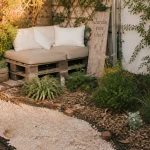 Aménager son jardin pas cher avec gravier et vivaces, allée et coin détente
