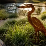 Animaux métal pour jardin : héron en fer patiné corten dans un massif