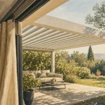 Rideau pergola bioclimatique beige offrant ombre et intimité sur terrasse
