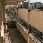 Store banne sans perçage sur garde-corps de balcon urbain